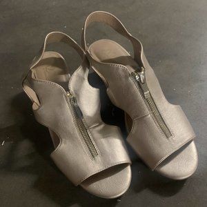 Aerosoles A2 Sandles Heels Gold / Tan Size 8 1/2